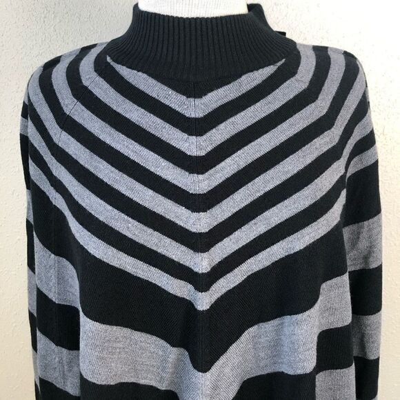 NWT Larry Levine Poncho Style Top Size Medium - Picture 2 of 7